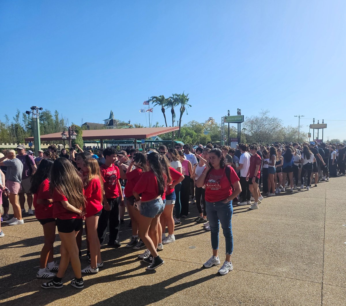pastorjonself's tweet image. Queue to get into @BuschGardens currently. 
#SMH