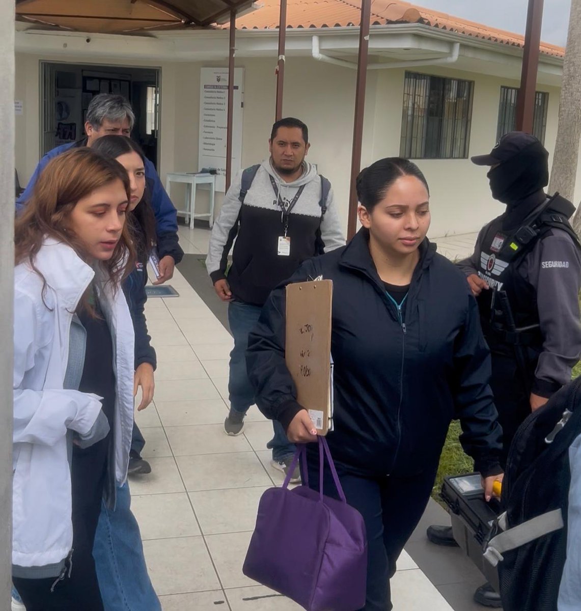 #MSPEnTerritorio | Ante la emergencia por la etapa invernal, brigadas médicas y de salud mental del Centro de Salud San Joaquín, junto a Gestión de Riesgos de #CuencaNorte, se movilizan al sector Barabón, vía Soldados, para brindar atención integral a las familias afectadas.