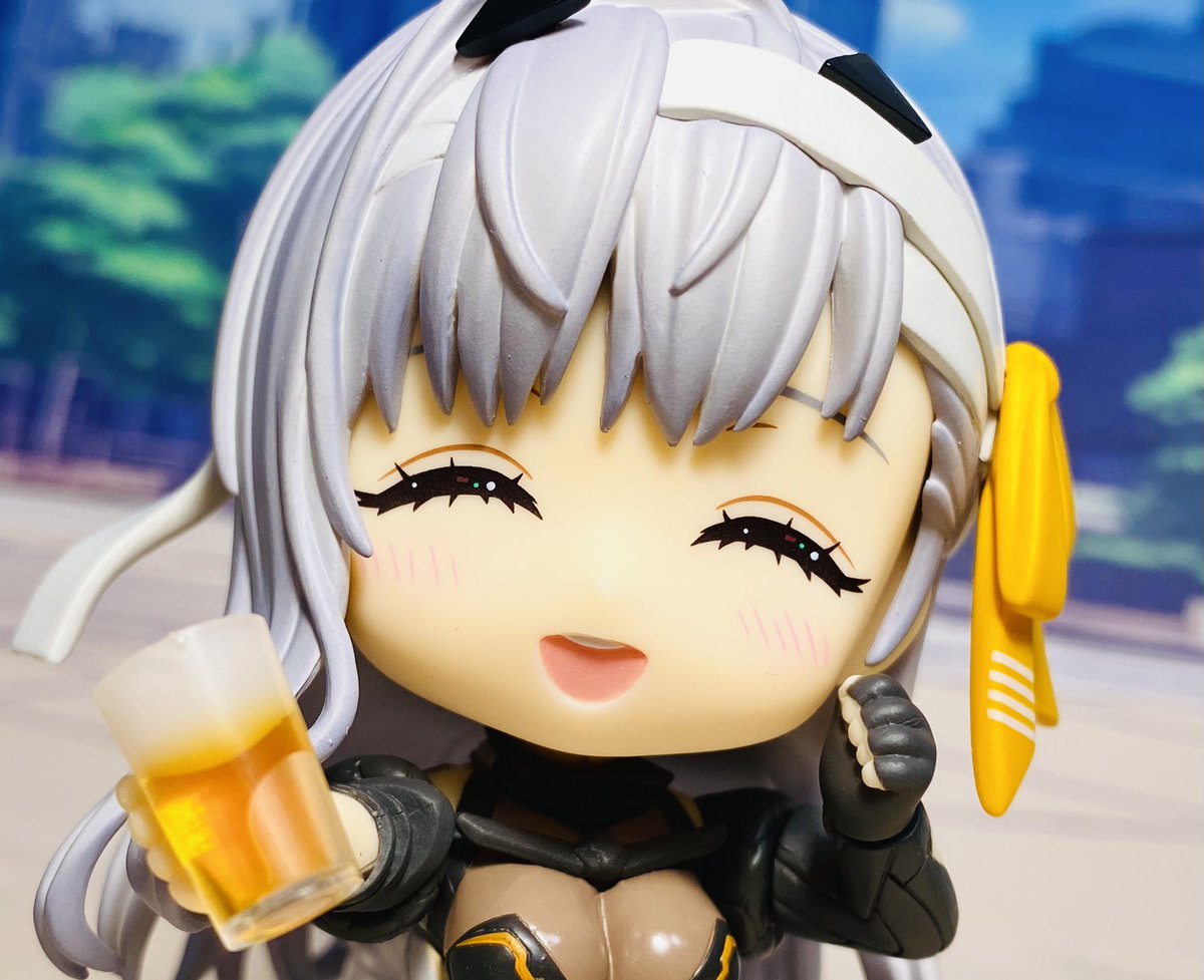 #深夜のねんどろ撮影６０分一本勝負
#nikke 
3/13【あにばーさりー】
「9周年おめでとうございます、管理人様！」

お祝いでビールを渡すモダニアちゃん。
最近はあまり投稿できていませんでしたが😅
これからも楽しませてもらいますよ管理人様！