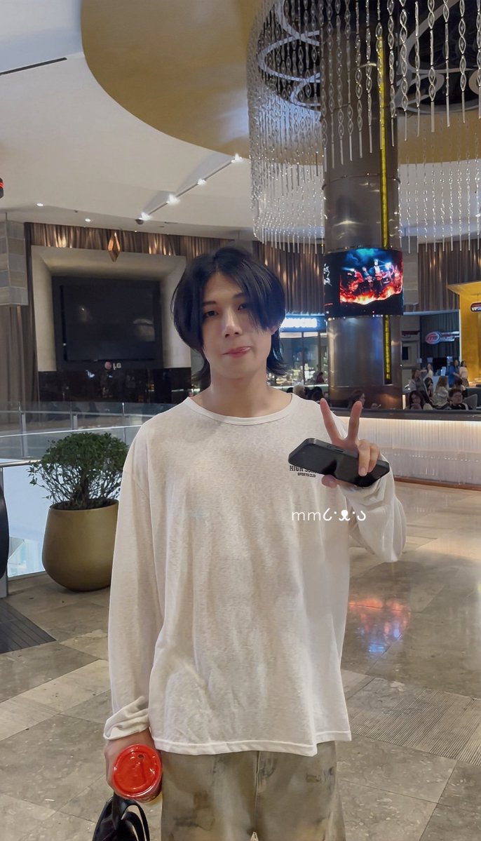 #ภพภูพิงค์ #ppharinn #Firstone

ฉันจะมาเล่า ขำก็ขำเอ็นดูก็เอ็นดู ตฟว โชว์เสร็จนี่ออกมานั่งกินข้าว นั่ง ๆ อยู่น้องสาวเห็น ภพ เดินขึ้นมา เลยหันไปมอง น้องน่าจะรู้ตัว นี่เลยบอก พี่ขอถ่ายรูปไว้ได้มั้ยคะ ถ่ายแต่น้องค่ะ เพราะเค้ามากับเพื่อนอีกคน ฉันเกรงใจ