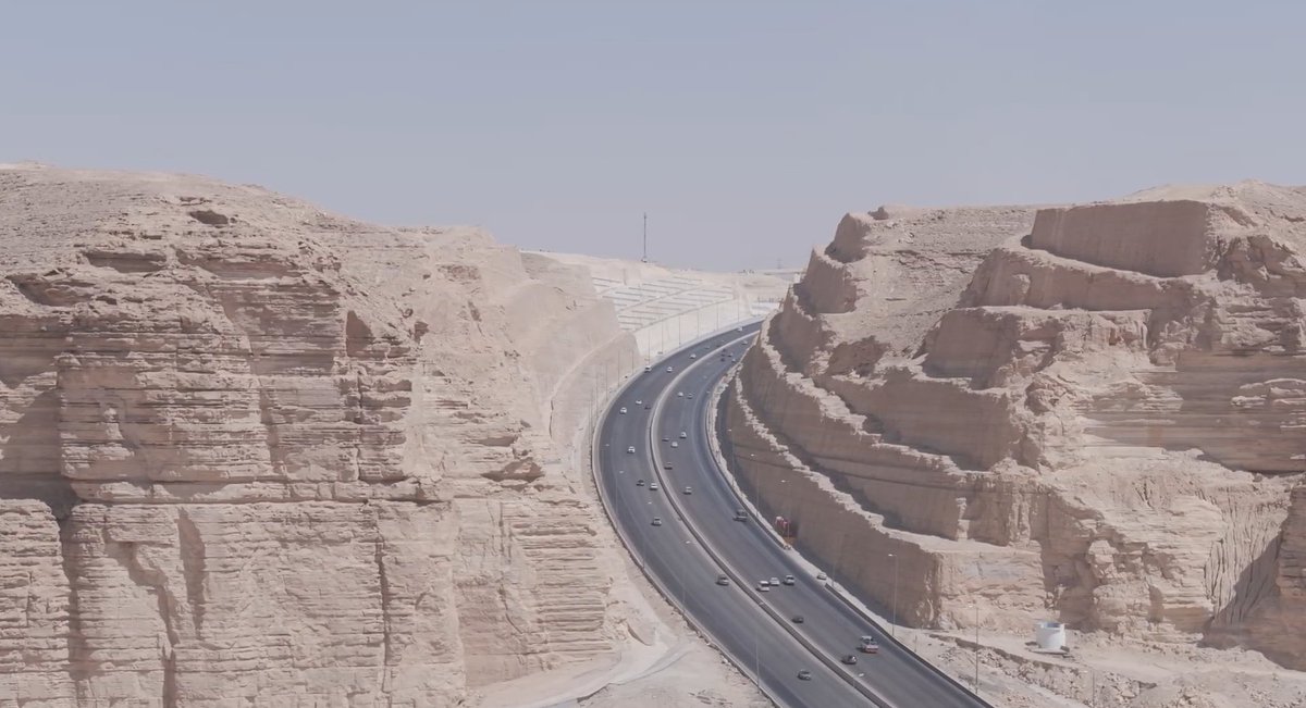 الأزمة الحالية فرصة للتعريف بالبنية التحتية للطرق في السعودية 🇸🇦 التي تزيد مساحتها عن نصف مساحة الاتحاد الأوروبي 

أولًا : معلومات عامة :
🔷 هل تعلم أن السعودية 🇸🇦 هي المركز الأول عالمياً في "ترابط الطرق" 
🔷 هل تعلم السعودية 🇸🇦 هي المركز الرابع في G20 في جودة الطرق ؟ 

🔷هل تعلم