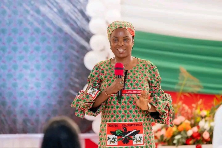 itahure's tweet image. S.E #Angeline Ndayishimiye a appelé les femmes combattantes à éduquer pour le Burundi par des actions concrètes, en formant une jeunesse qui aime son pays et contribue à son développement. Elle l’a déclaré lors d’une rencontre de réflexion consacrée à l’éducation patriotique.