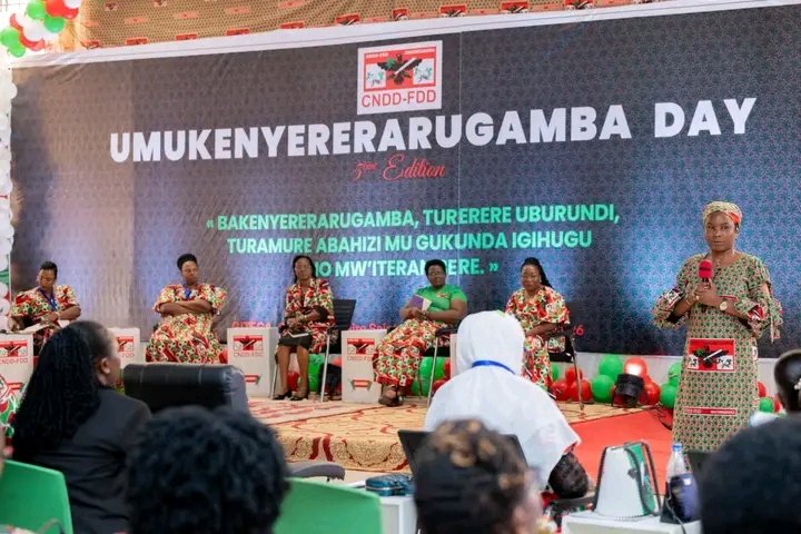 itahure's tweet image. S.E #Angeline Ndayishimiye a appelé les femmes combattantes à éduquer pour le Burundi par des actions concrètes, en formant une jeunesse qui aime son pays et contribue à son développement. Elle l’a déclaré lors d’une rencontre de réflexion consacrée à l’éducation patriotique.