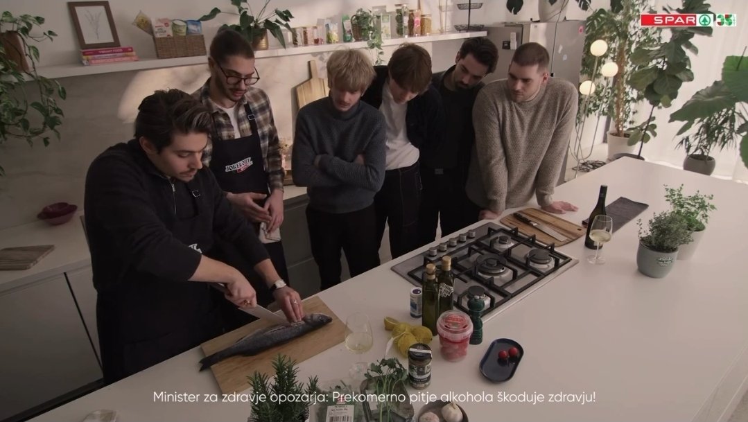 aRoxFan's tweet photo. Cooking with Joker Out ❌️

Cooking with Bojan and 4 hungry dudes are watching ✅️ https://t.co/eMbIFvKYtw