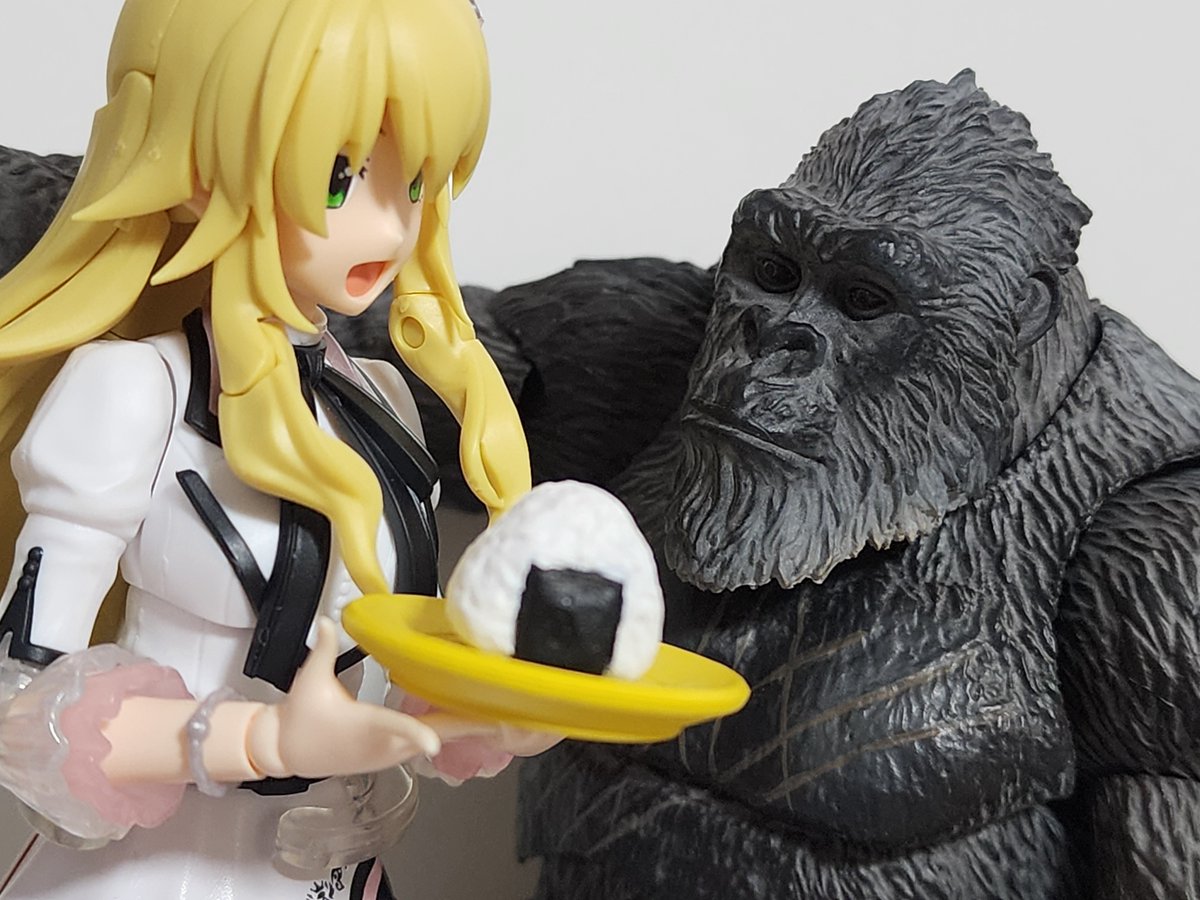 ごりらハニーにおにぎり貰ったなのー🍙🦍 