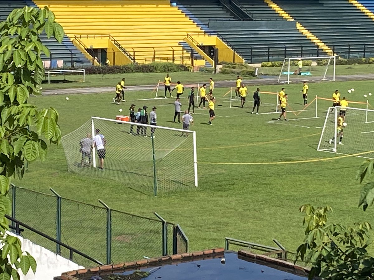 #RinconAuriverde
#DespedidaAuriverde
🚨 El ÍDOLO 🌟🏆🧤 ALDAIR QUINTANA observando el entrenamiento de <a href="/ABucaramanga/">Atlético Bucaramanga</a> 
💛💚 KINGTANA llegó a despedirse de sus compañeros, de su EQUIPO