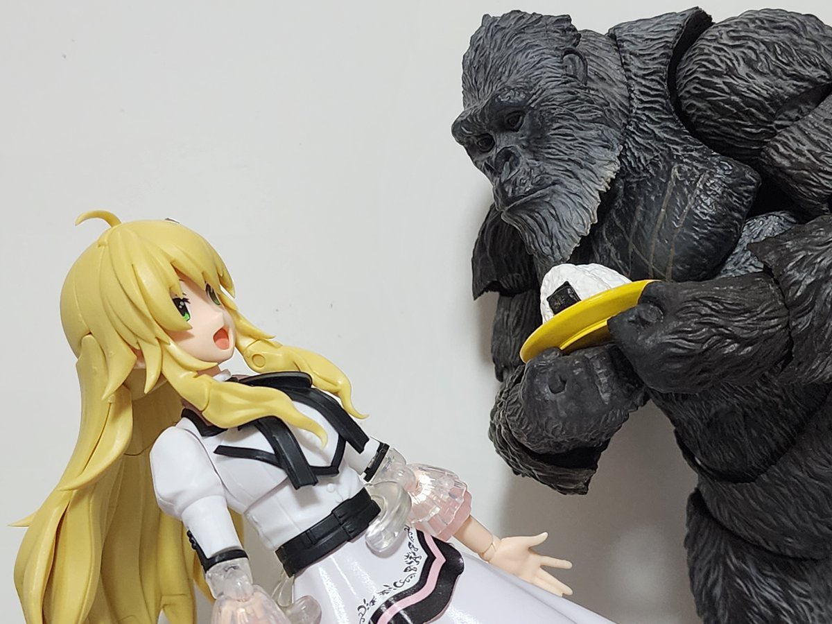 ごりらハニーにおにぎり貰ったなのー🍙🦍 