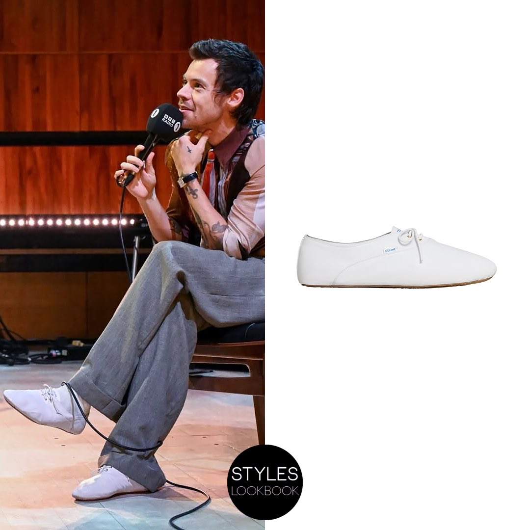 styleslookbook's tweet photo. Harry stopped by @BBCR1’s Live Lounge for a five-song set. For the performance, he wore a custom #ConnerIves look featuring a silk mixed print shirt, and a matching tie combining stripes and colour blocks. The look was completed with white @celineofficial lace-up shoes ($970). https://t.co/YfQkoMaj32