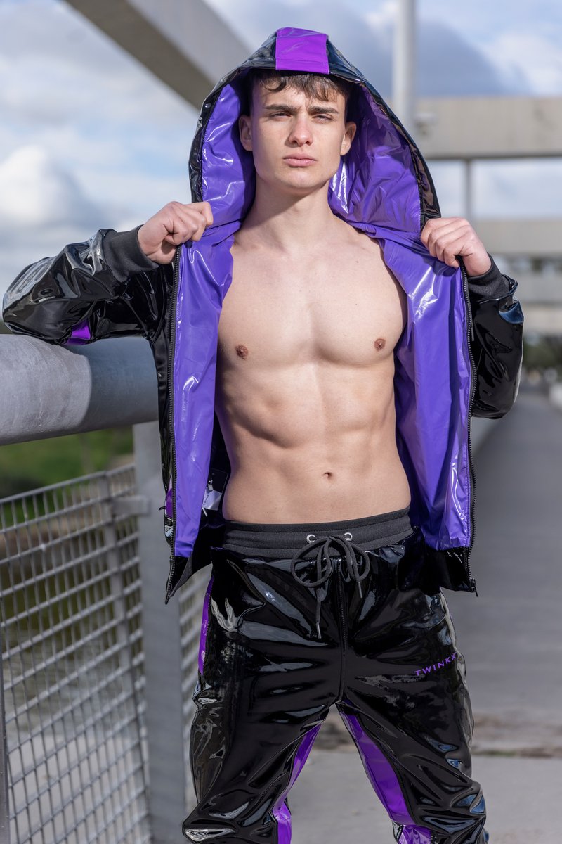 Introducing the new DATINGSTAR BLACK/PURPLE PVC PRO suit.
A fresh color variation with the same high-gloss shine, hooded jacket and matching pants.