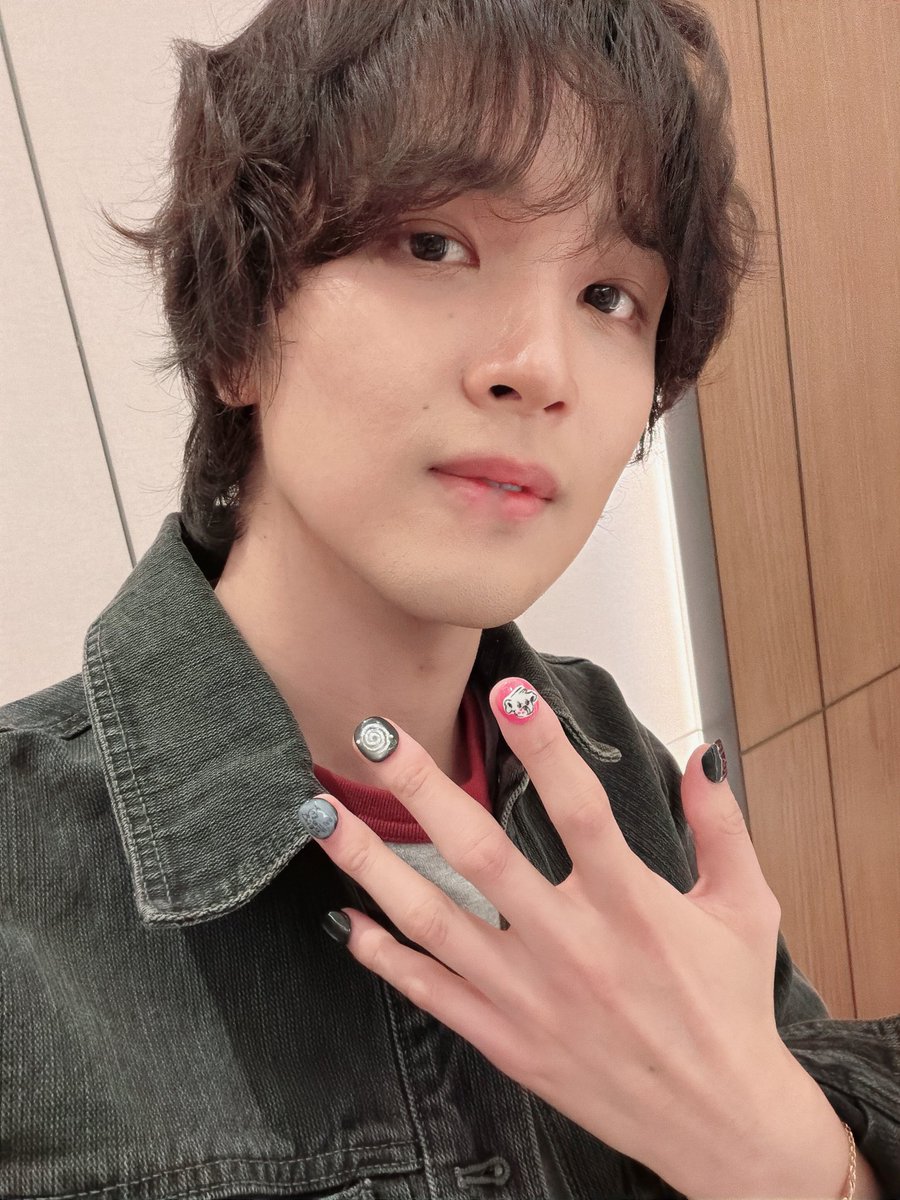 🐻 aku baru pulang perawatan sama nail art ini, ada yang ngbooking salon buat aku, padahal aku ga mau-mau banget, bisa banget emang nyongoknya si ga punya jadwal itu.
🐯 sayang aku denger loh.
🐻 bagus tandanya kuping kamu masih berfungsi!
🐯 katanya udh ga marah.
🐻 masih kesel.
