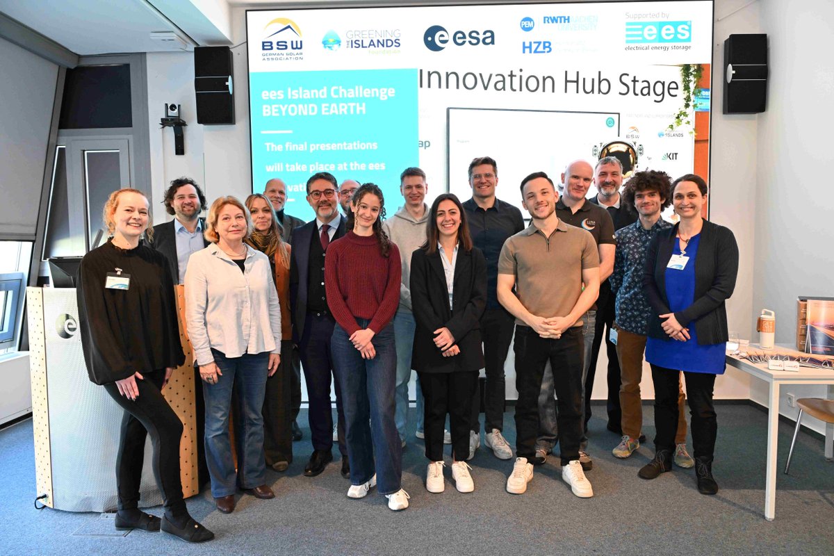 BSWSolareV's tweet photo. Die ees Island Challenge 2026 hat begonnen. In diesem Jahr liegt der Fokus auf dem Raumfahrt-Habitat FLEXhab – dem „Mond auf Erden“. Das FLEXHab ist eine Art Weltraum-Campingcontainer und bietet Platz für bis zu vier Astronauten, die dort während einer simulierten Mondmission leben und arbeiten. Die an der ees Island Challenge teilnehmenden Teams vom Helmholtz Institute Berlin und der PEM RWTH Aachen werden ein autarkes Energiesystem für die Nutzung auf dem Mond weiterentwickeln. Den Teams wurde bei einem Event im Europäisches Astronautenzentrum die Aufgabenstellung für die diesjährige ees Island Challenge von der ESA übergeben. Die Ergebnisse werden im Juni während der ees Europe vorgestellt.

Wir danken allen Unterstützern und wünschen den Projektteams viel Erfolg!

Mehr Informationen zur Island Challenge 2026 finden Sie hier: https://t.co/GzqpvukYJR

#solarwirtschaft #eesislandchallenge