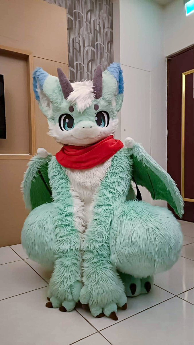 A little cutie dropping by! 🧣

📷 <a href="/Miruku86687270/">Miruku 乃酥🥛</a>