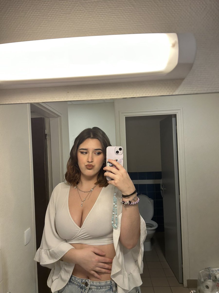 Sentiments2keuf's tweet photo. Je vous ai manqué ? 🤭🤭🤭

Votre déesse préférée est de retour pour vous dépouiller 😘

Je suis dispo TOUT le wk 😍 

#moneyslave #soumis #dom #domina #atm #paypal #paypig #findom https://t.co/lSHA2NrhV7