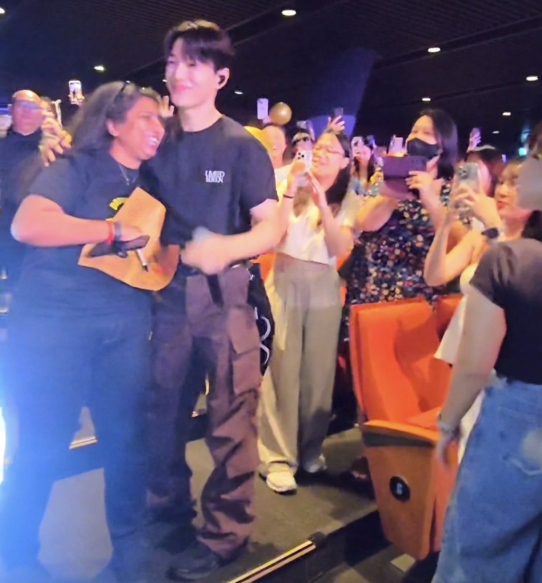 LsKindaGirls_Met Myungsoo_24, autograph & hug_25 tweet media