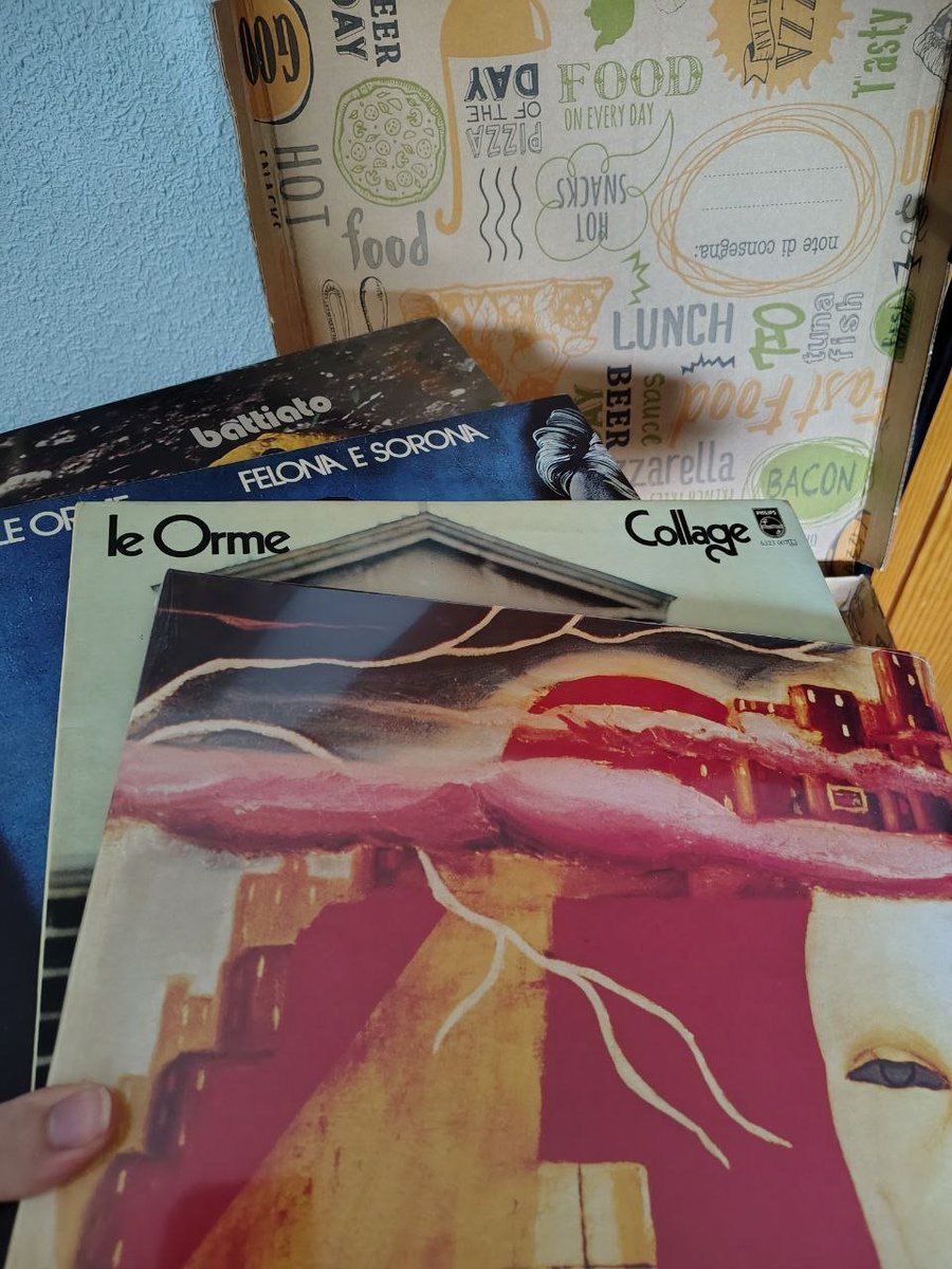 Progstureo's tweet photo. Me he comprado un lote de vinilos de rock progresivo italiano Y ME LO HAN ENVIADO DESDE ITALIA DENTRO DE UNA CAJA DE PIZZA

INSUPERABLE https://t.co/OreO5Pg6J4