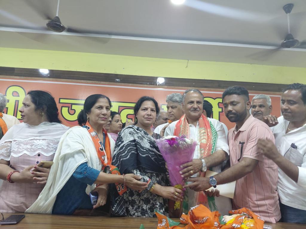 RakshaNamdev28's tweet photo. पंडित दीनदयाल उपाध्याय प्रशिक्षण महाअभियान के निमित भारतीय जनता पार्टी जिला कार्यालय सहारनपुर पर योजना बैठक में उपस्थित  रहना हुआ। कार्यक्रम में मुख्य अतिथि क्षेत्रीय उपाध्यक्ष श्री मानसिंह गोस्वामी जी  एवं माननीय जिला अध्यक्ष श्री Ajit Singh Rana  जी का मार्गदर्शन प्राप्त हुआ। https://t.co/MXd8pevhUE