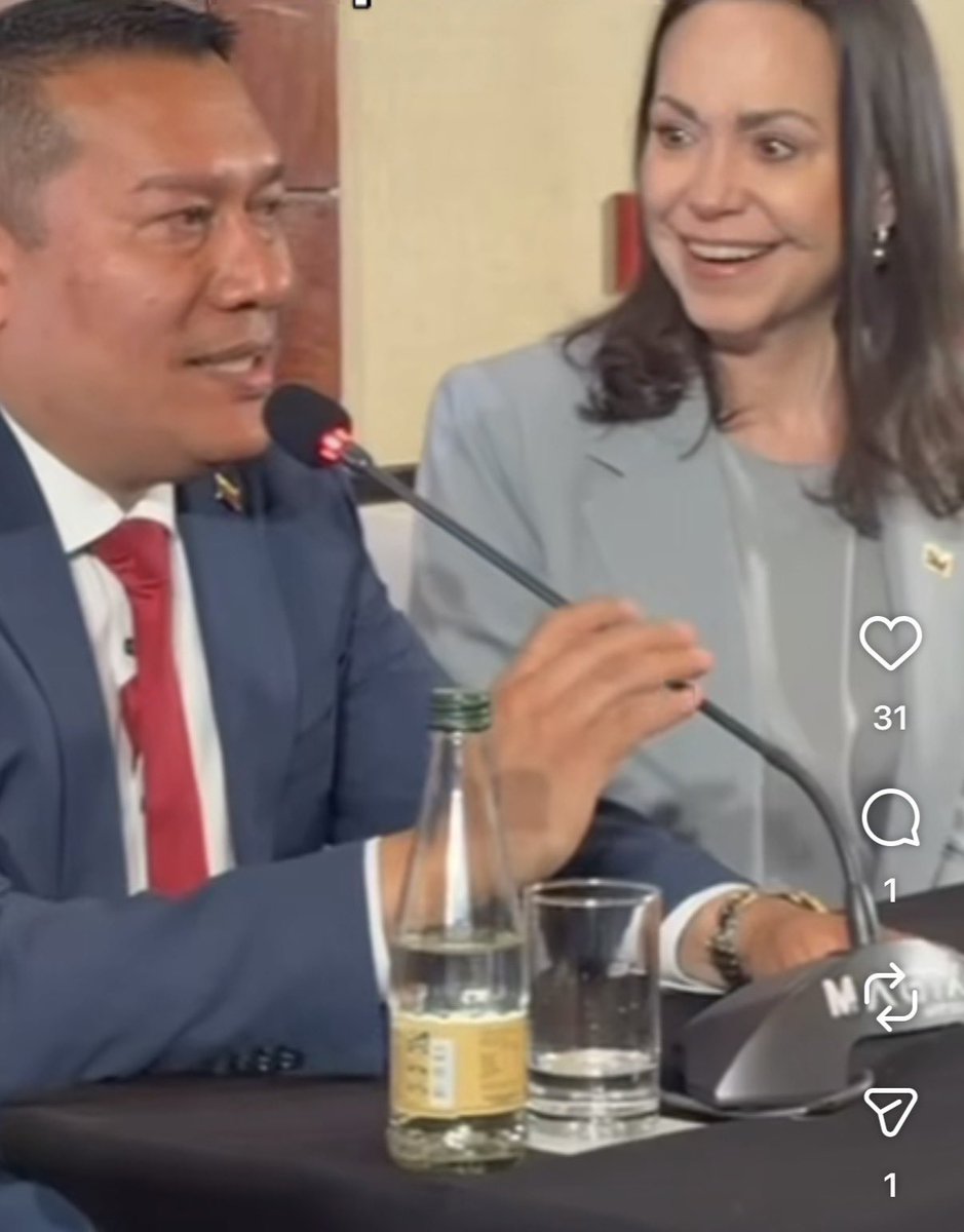 RobertoCarlo14's tweet photo. 💥LO DICE UN SEGUIDOR💥

La cara de desquiciada con 
sonrisa de demente y los 
ojos desorbitados al lado 
Alexander Maita revelan un 
marcado desequilibrio mental.

No se puede estar tan feliz al 
lado de un chavista originario 
si no se siente real y auténtica 
vinculación y afinidad con el 
personaje. 

Parece una máscara, el 
rostro mismo de César 
Romero cuando interpretaba 
al "Guasón" en Batman.

José Pirela T.
