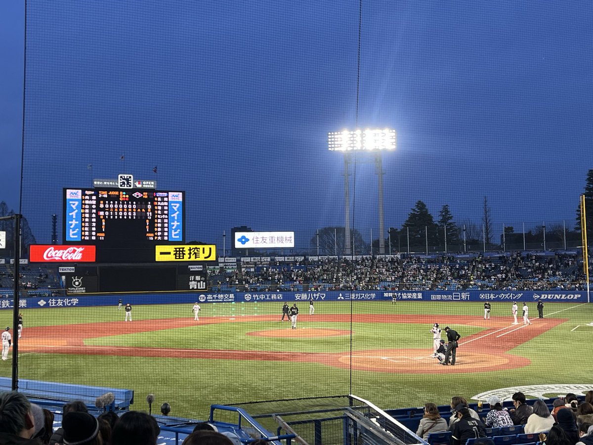 smallaoki's tweet photo. 今年初神宮&amp;初すわほ〜！🐧
3時間越えの寒スンギ試合でした🥶
試合後すぐにナイター守備練習が始まって、プロ野球開幕が近づいてるのを感じました😌 https://t.co/Be7iJZyGwT