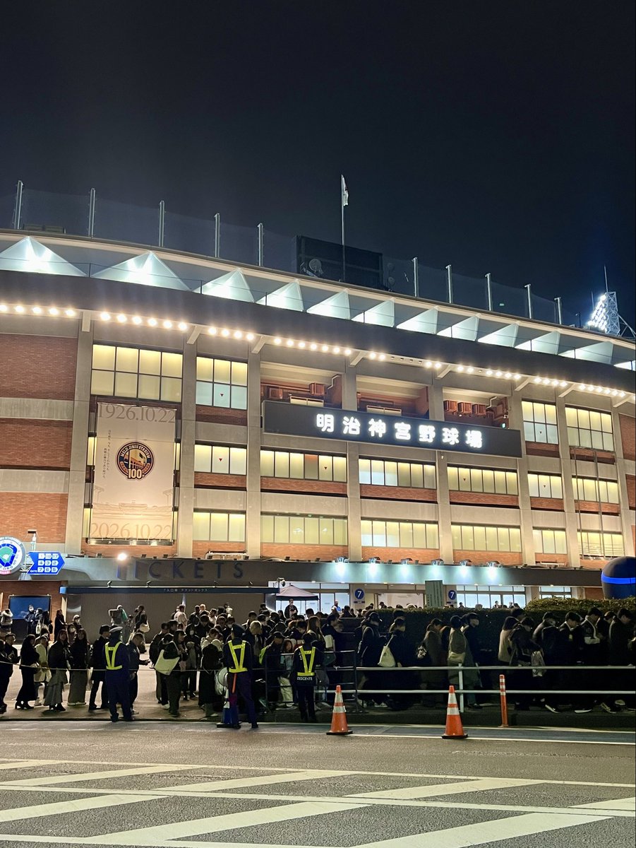smallaoki's tweet photo. 今年初神宮&amp;初すわほ〜！🐧
3時間越えの寒スンギ試合でした🥶
試合後すぐにナイター守備練習が始まって、プロ野球開幕が近づいてるのを感じました😌 https://t.co/Be7iJZyGwT