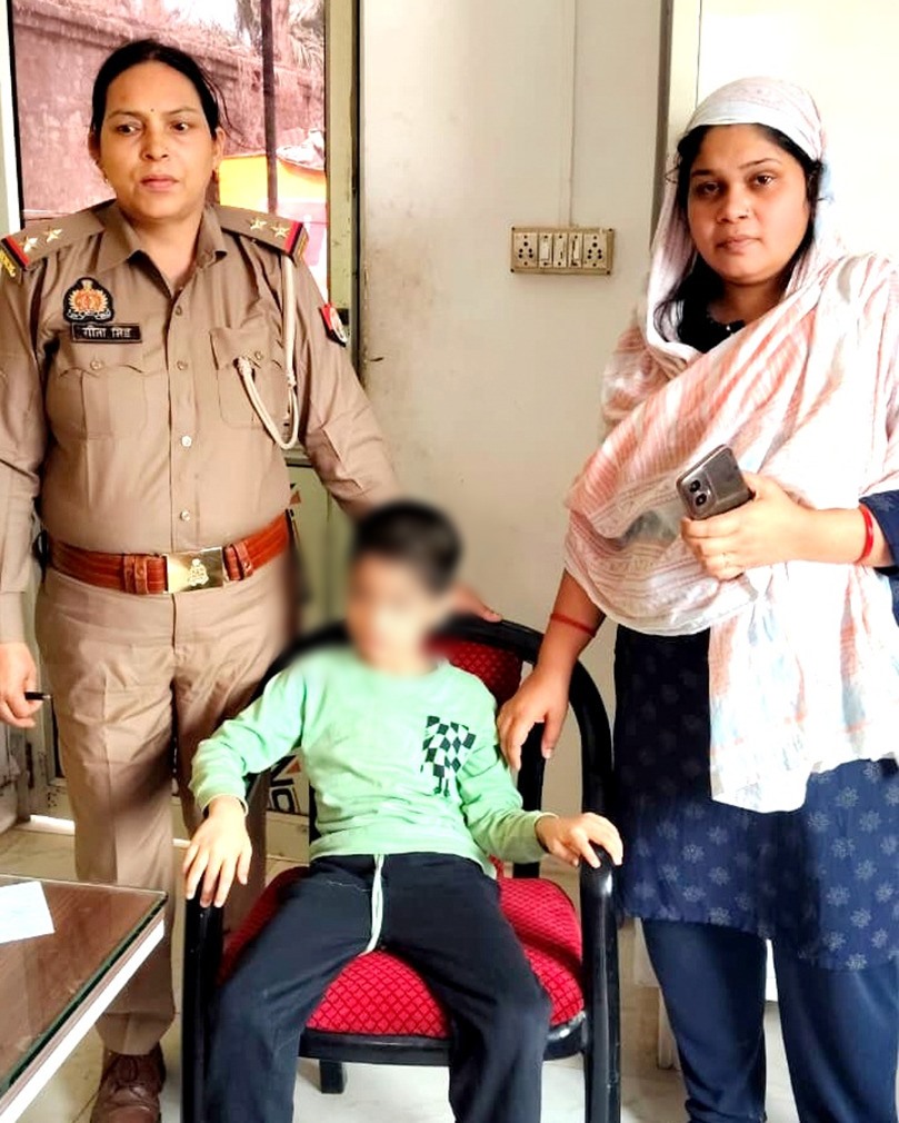 sitapurpolice's tweet photo. #SitapurPolice थाना कोतवाली देहात पुलिस द्वारा गुमशुदा बच्चे को सकुशल उसके परिजनों के सुपुर्द किया गया। परिजन द्वारा पुलिस के उक्त कार्य की भूरि-भूरि प्रशंसा की गयी।     

#UPPolice
@Uppolice
@dgpup
@adgzonelucknow
@Igrangelucknow https://t.co/3uwkayraRu