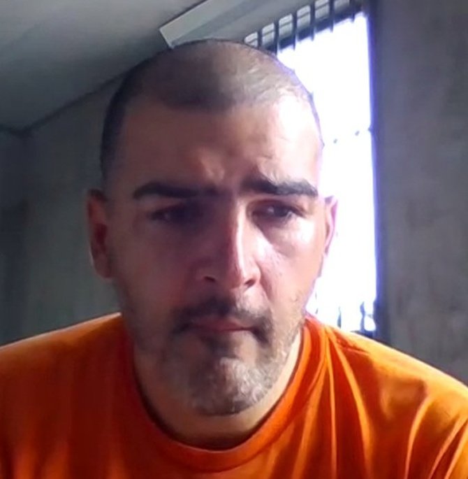 Por fin tenemos foto de Aquiles rapado en la Cárcel del Encuentro.