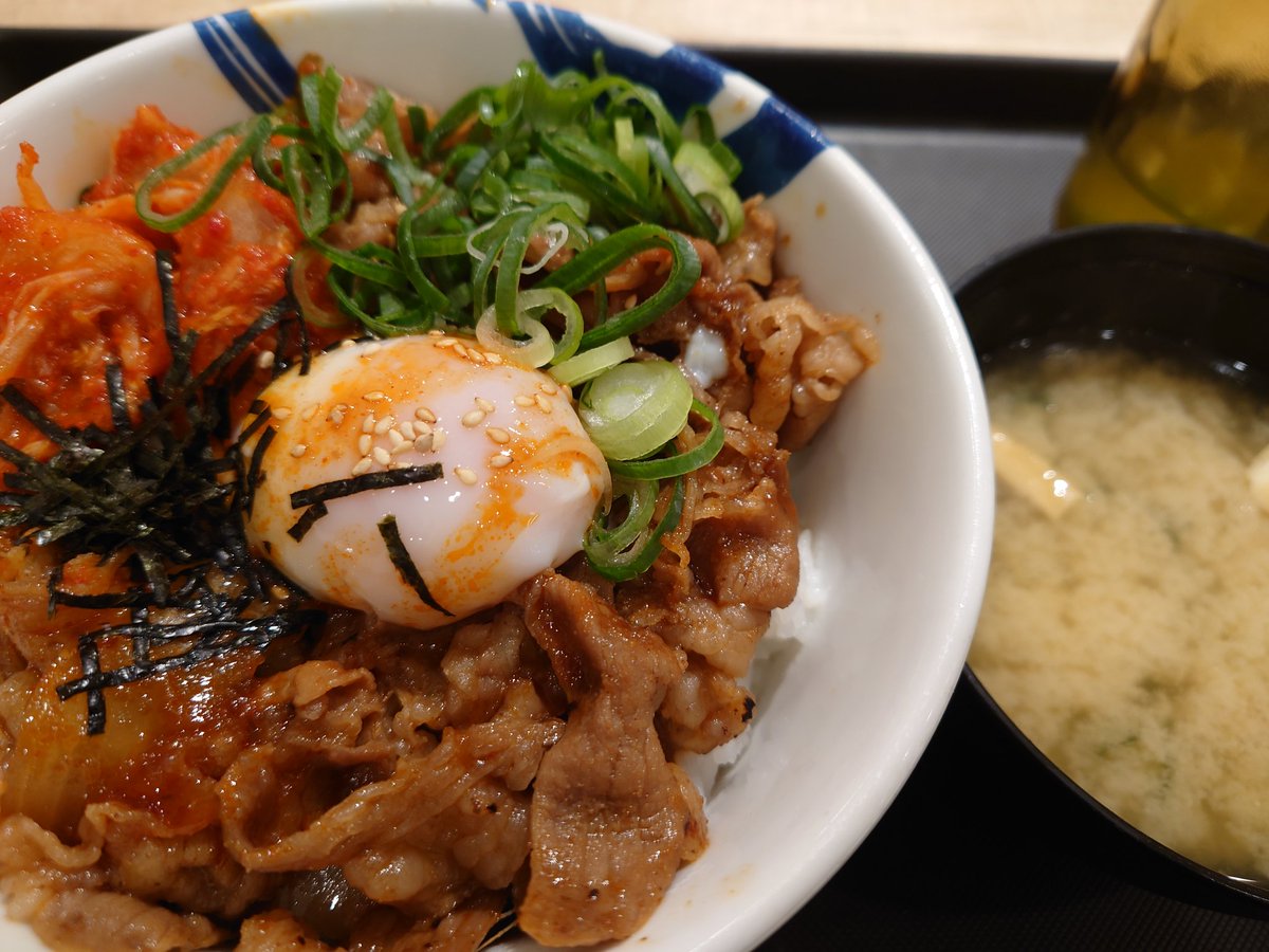 michan_85's tweet photo. 残業あとの遅い夜ご飯。
22時前に大盛りペロリと食べちゃったよorz
#松屋 #ビビン丼 https://t.co/YnyQzWR8Q8