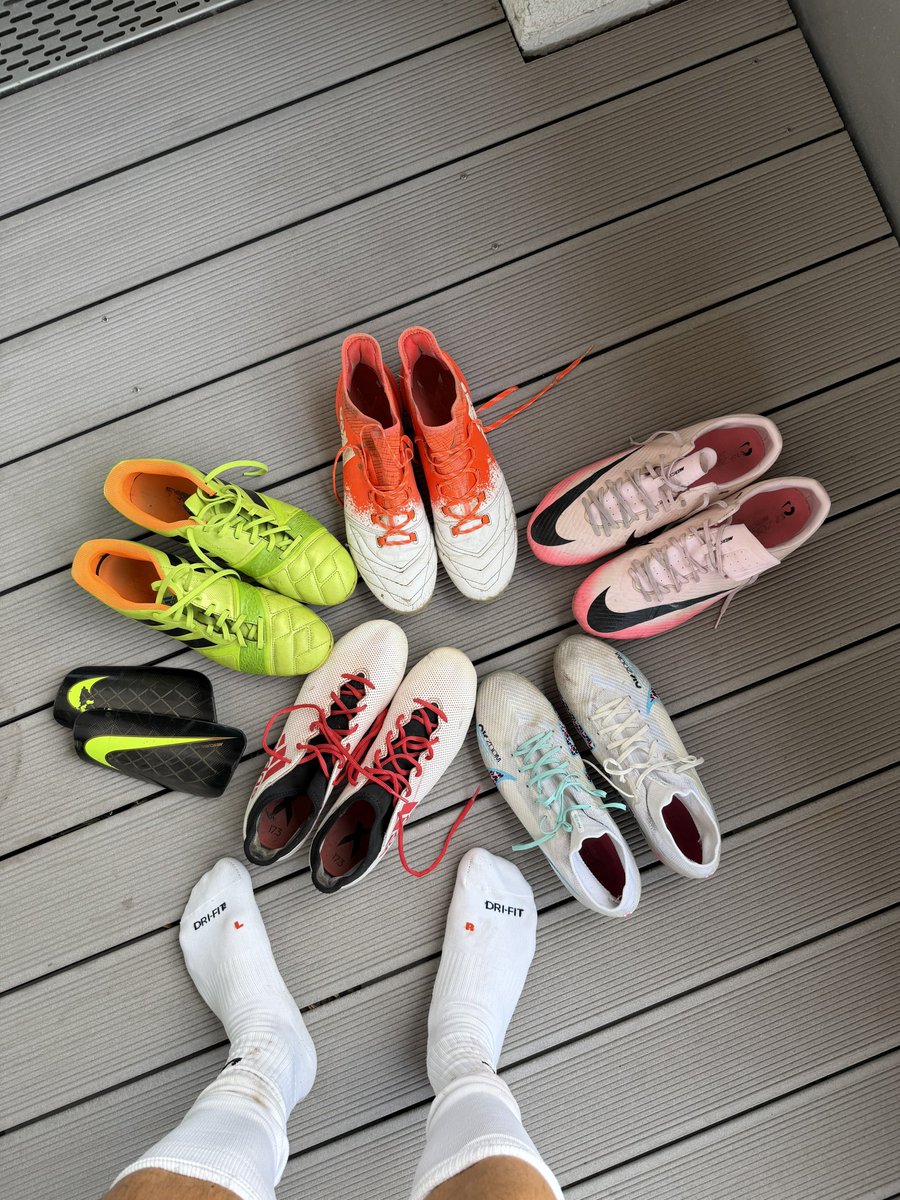 You have the choice: What pair will beunder your nose? 🐷😈⚽️🦶