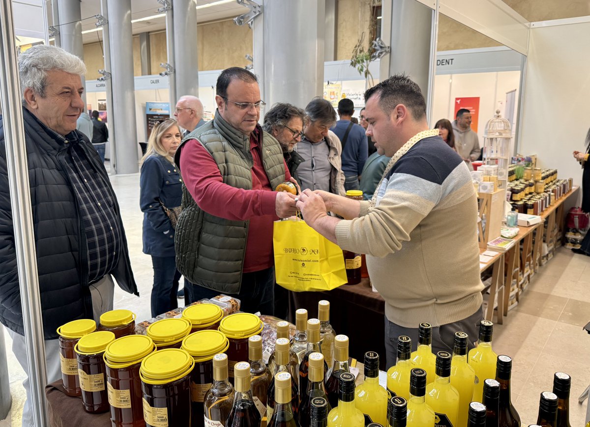 🍯🐝 Pastrana vuelve a convertir a Guadalajara en epicentro del sector apícola durante unos días.

La Feria Apícola Internacional pone en valor una actividad clave para nuestra provincia: por economía, por mundo rural y por biodiversidad 🌿