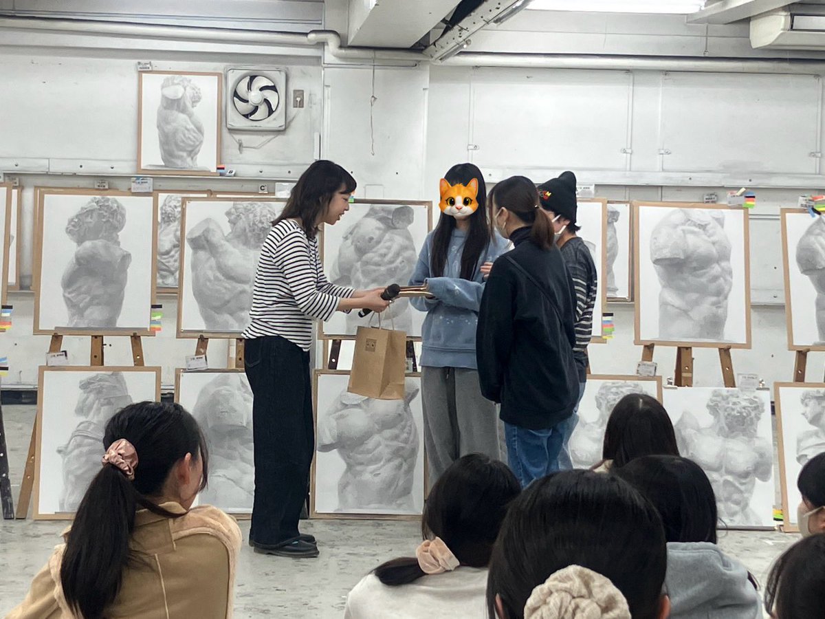 DOBATA5's tweet photo. 🏆年間で獲得してきた個人賞の表彰🏆

みんなそれぞれにそれぞれの魅力があります💐
その原石を見逃さないように🔍

人を惹きつける作品を数多く出して来た学生に各先生から賞品の贈呈‼︎🎁👏

デッサンも本当にみんな上達しましたね🙌 https://t.co/WOthRRf4PB