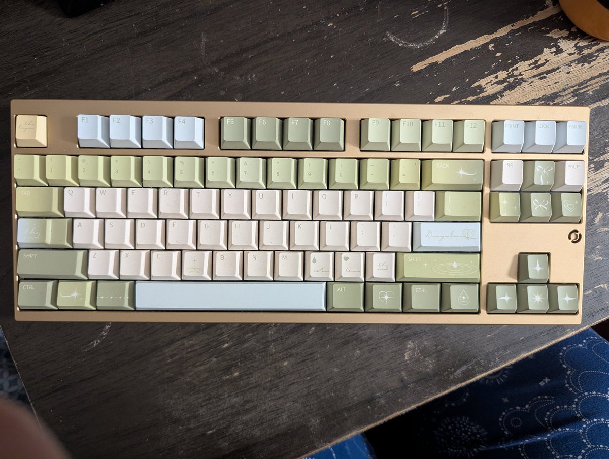 luminous_peak's tweet photo. @MKeyboards Neo80 (Champaigne) https://t.co/sL9AvsnnNr