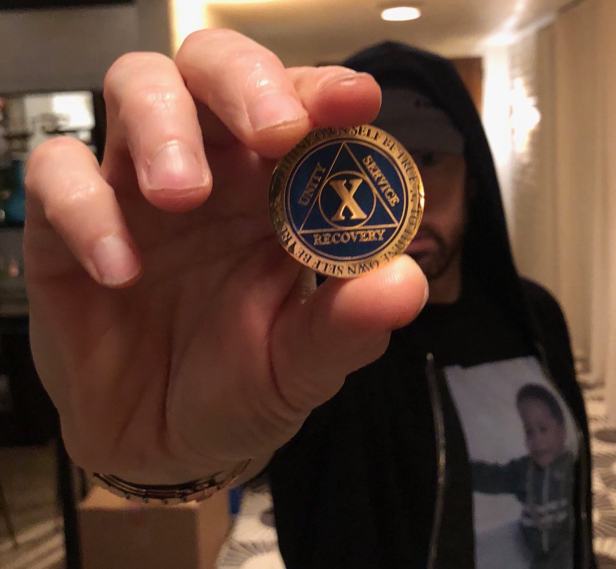 ShadesFrance's tweet photo. Eminem annonce qu’il est officiellement sobre depuis 18 ans, jour pour jour 🙏🏻

Le rappeur avait frôlé la mort à cause d’une overdose accidentelle en 2007… https://t.co/V5gLmH5pyA