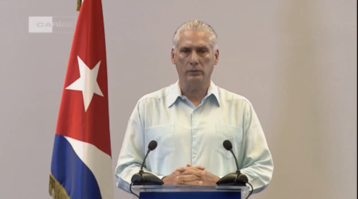 elieceravila_'s tweet image. 🇨🇺‼️ | Envejecido, mal vestido, sin reloj y acompañado por “El Cangrejo”, así comenzó su viernes 13 el dictador Díaz-Canel.