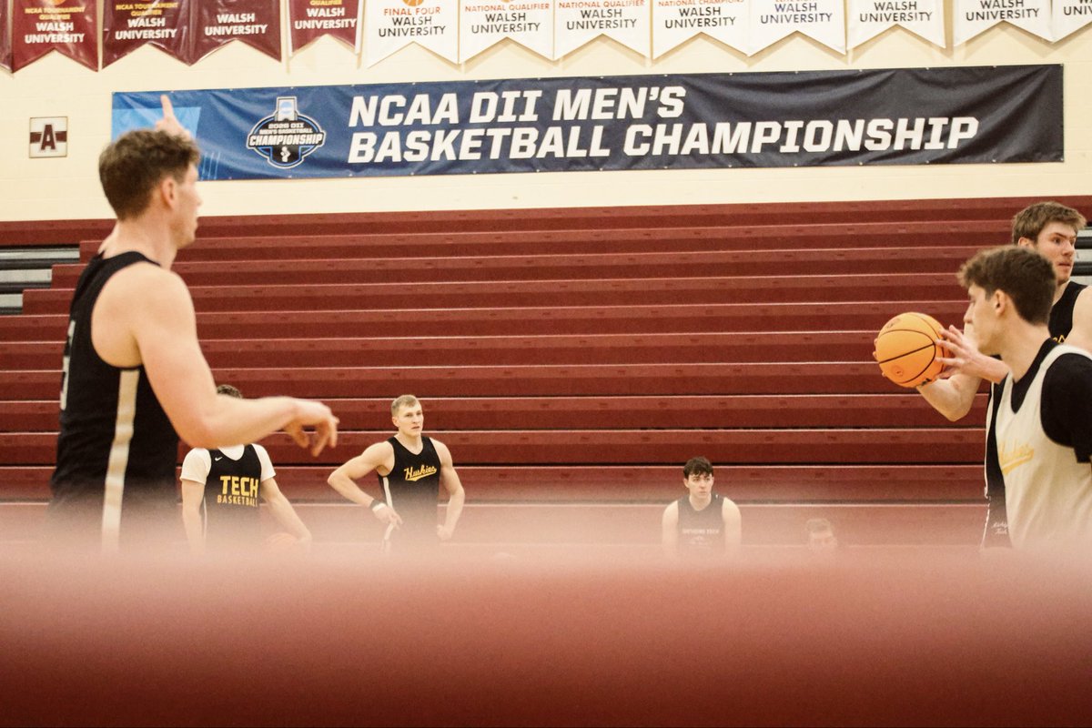mtumbb's tweet photo. Almost that time ⏰

#FollowTheHuskies https://t.co/L0NbGv7dMf