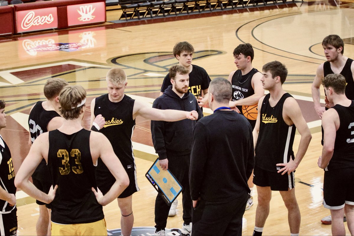 mtumbb's tweet photo. Almost that time ⏰

#FollowTheHuskies https://t.co/L0NbGv7dMf