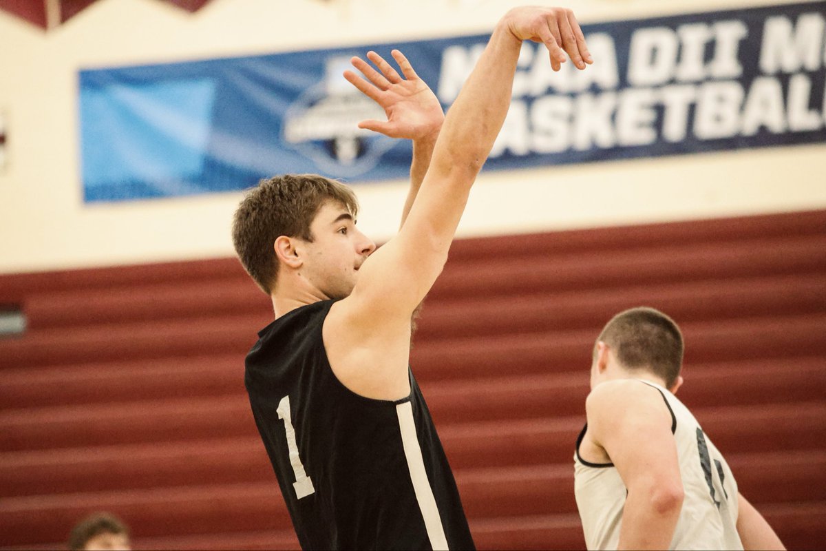 mtumbb's tweet photo. Almost that time ⏰

#FollowTheHuskies https://t.co/L0NbGv7dMf