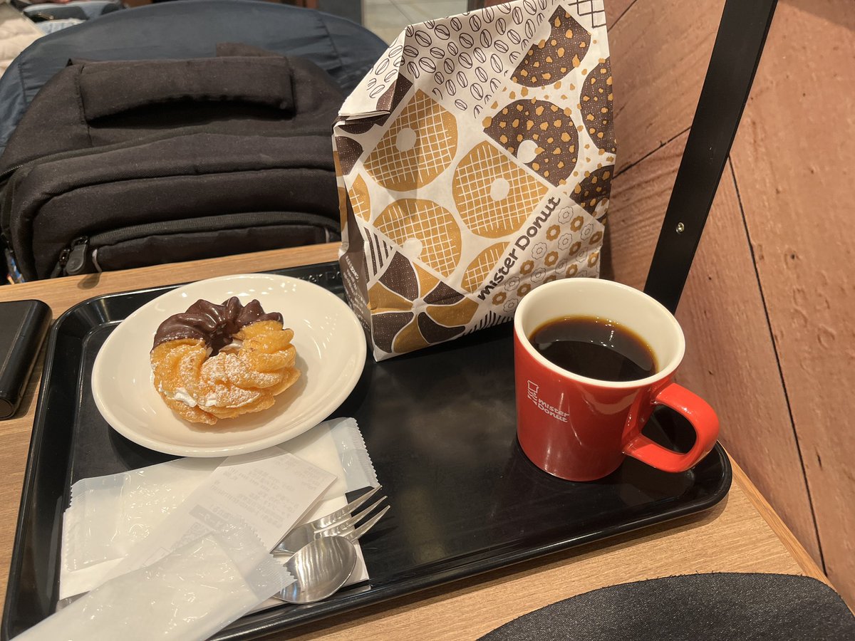 沖縄では毎朝6時にアラタに起こされて、粘土と積み木遊び。
朝ご飯食べさせて保育園に行ったら二度寝。
日中用事を済ませたら保育園から帰ってきたアラタと粘土と積み木遊び時々ブロック。
誕生日にもらったLINEギフトで、束の間の1人時間に集中してイベント制作。
重宝してますありがとうございます！