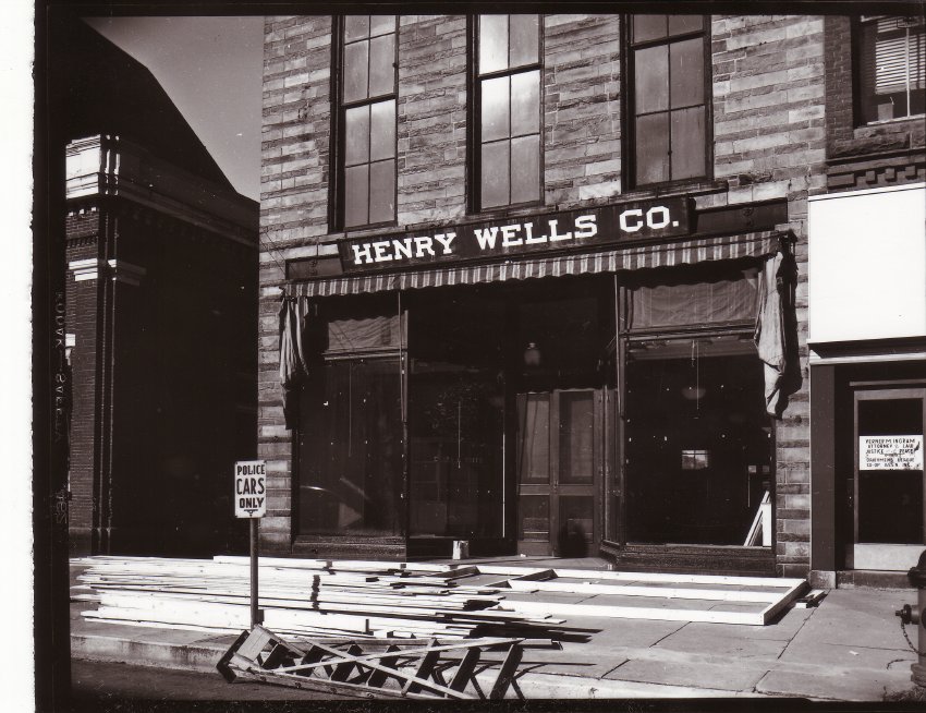 PotsdamMuseumNY's tweet image. #ThenandNow
Here’s a photograph of the Henry Wells Co #store, formerly occupying 17 Market St. in #Potsdam

The #business was first opened by Harvey M. Story Jr. as a dry #goods store in around 1900 called H. M. Story and Son. It would be purchased by Henry J. Wells and Claude