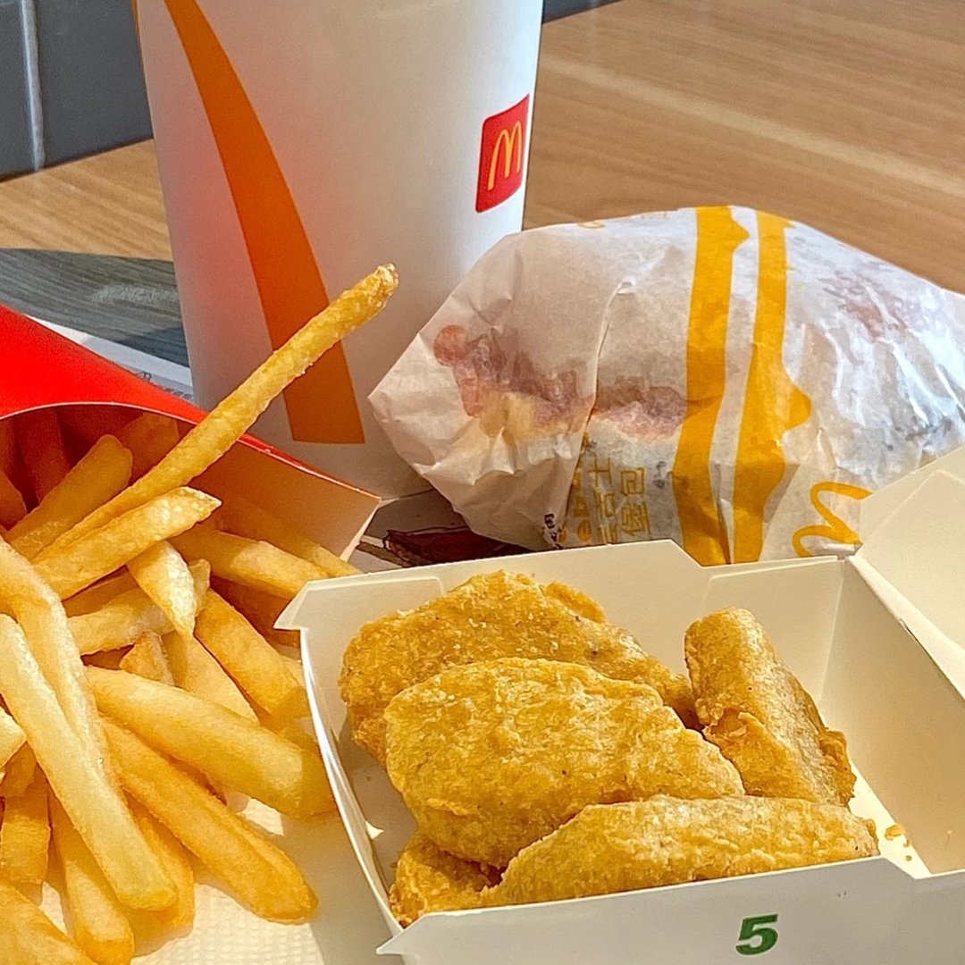 AI can write sonnets, code apps, maybe even argue your speeding ticket.

But it still can't drop a fresh batch of golden fries or nail that perfect sizzle on the grill.

The smarter machines get? The more golden arches shine. 🍔🍟 #McDonalds