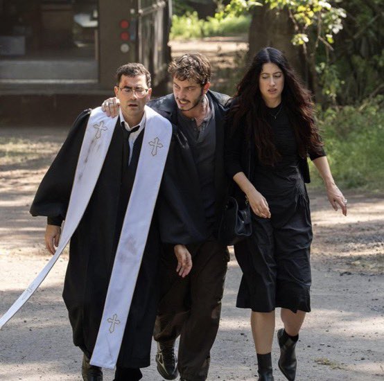 Boran Kuzum, Netflix ABD yapımı "Big Mistakes" dizisinde ana kadroya seçilen ilk Türk oyuncu oldu.

• Başta Rus olarak tasarlanan karakter, Boran Kuzum'un audition ile seçilmesinin ardından Türk haline getirildi ve oyuncunun önerisiyle adı dizide Yusuf oldu.