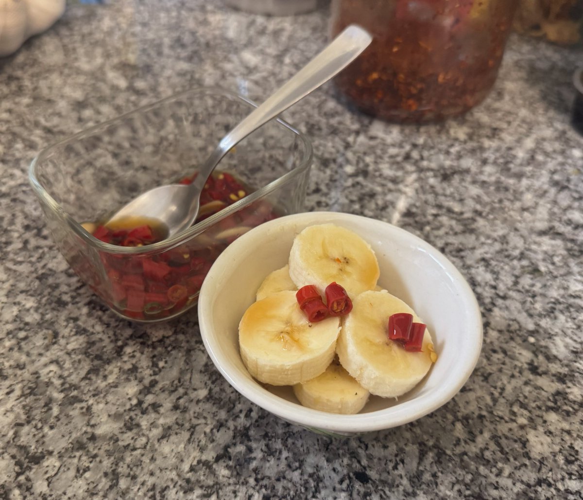 พ่อหนูบอกว่าหนูน่าจะสละพาสปอร์ตไทย หลังจากเห็นเมนูนี้ค่ะ… 😭

กล้วยพริกน้ำปลา มันผิดตรงไหนหรอคะ!? (ó﹏ò｡)