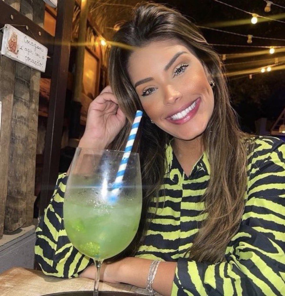 ai eu fico tão feliz sempre que eu vejo uma foto da ivy sorrindo pensa num sorriso que contagia