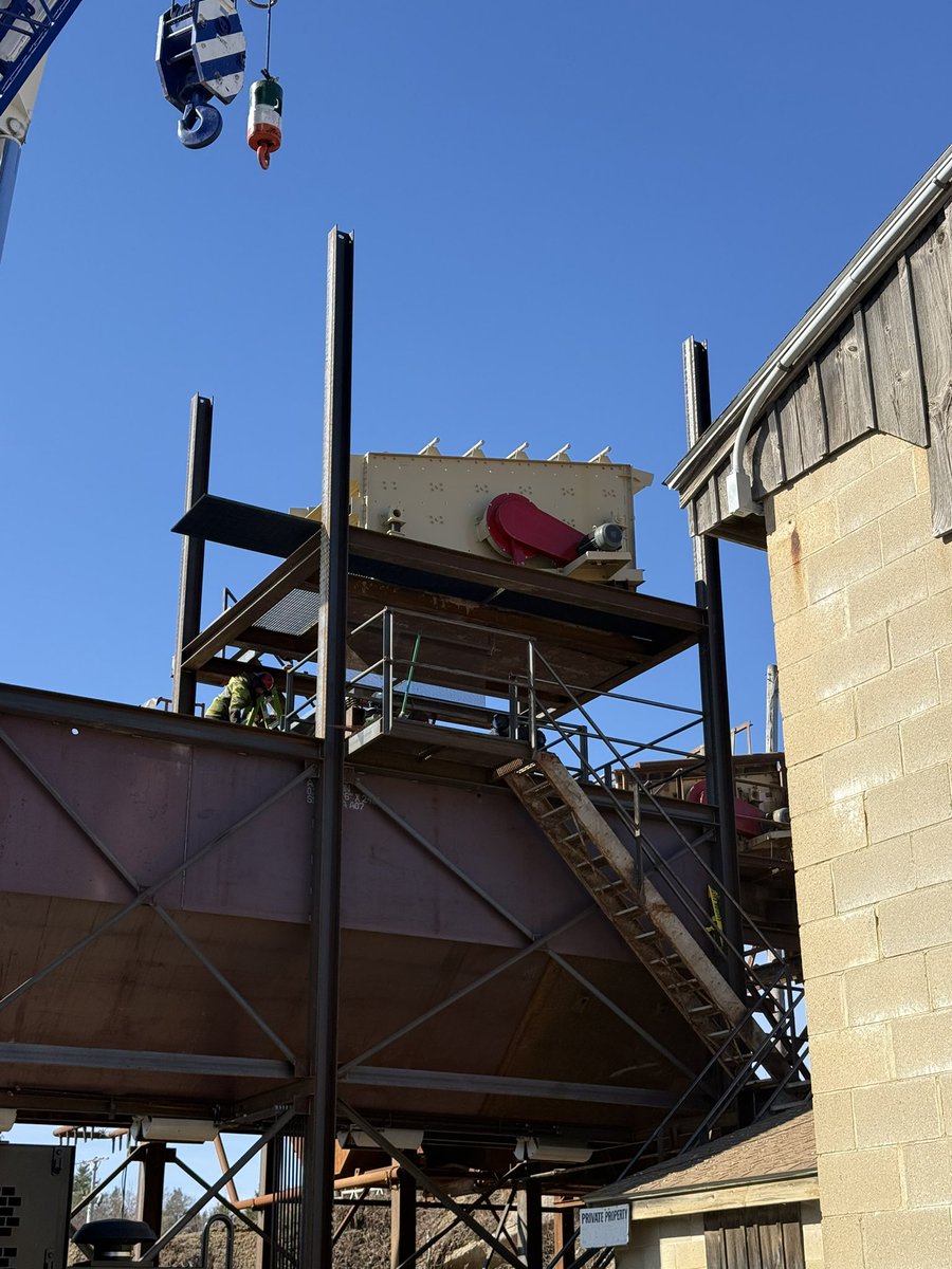JoeEquip's tweet photo. This RD Olson Wet Screen is built to keep material moving and production running strong when the workload picks up. Designed and manufactured in the USA 🇺🇸, RDOs equipment is known for durability and reliability. 

#NorEastEquipment #RDOlson #MadeInUSA #Aggregate #Screening https://t.co/I2DwFRtpB9