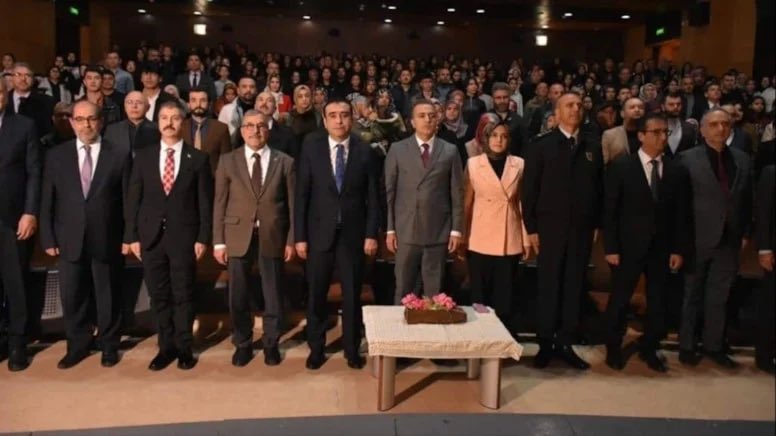 Karaman’da düzenlenen bir programda İstiklal Marşımızın Arapça okunması asla kabul edilemez bir skandaldır. Türkiye Cumhuriyeti’nin dili Türkçe'dir ve bağımsızlık sembolümüz ancak yazıldığı o asil dilde okunabilir.

Devleti temsil eden yetkililerin bu garabeti sessizce izlemesi