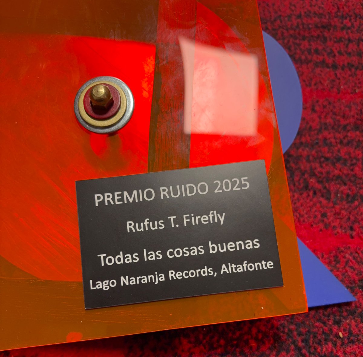 _RufusTFirefly_'s tweet photo. Todas las cosas buenas elegido como mejor disco del 2025 por la prensa especializada en los Premios Ruido. Muchas gracias por este reconocimiento increíble y qué bonito que nos lo entregara @julioruizllore1 ❤️❤️❤️ https://t.co/3p13Y2BytG