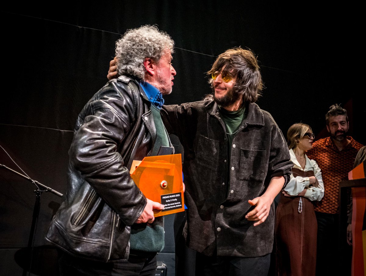 _RufusTFirefly_'s tweet photo. Todas las cosas buenas elegido como mejor disco del 2025 por la prensa especializada en los Premios Ruido. Muchas gracias por este reconocimiento increíble y qué bonito que nos lo entregara @julioruizllore1 ❤️❤️❤️ https://t.co/3p13Y2BytG