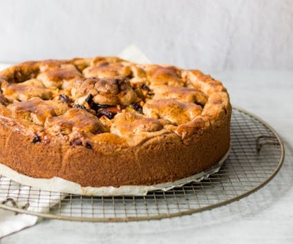 #ConsultasDeLaSemana | ¿Es válido escribir «biscocho» en lugar de «bizcocho»?

Se recomienda la grafía «bizcocho», la más usada desde siempre. Aun así, también existe la variante «biscocho», que se considera válida y que es más cercana a la etimología (del latín «bis coctus»