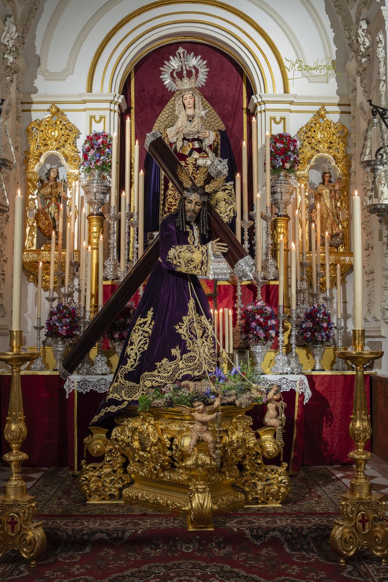 NPJ "El Rico", Navas Parejo (1939), representa la impronta dieciochesca malagueña. Destaca su cabellera natural rizada, corona de espinas de plata y túnica de cola bordada que evoca fielmente los de la antigua túnica del anterior nazareno perdido en 1931. <a href="/Cofradiaelrico/">Cofradía “El Rico”</a>