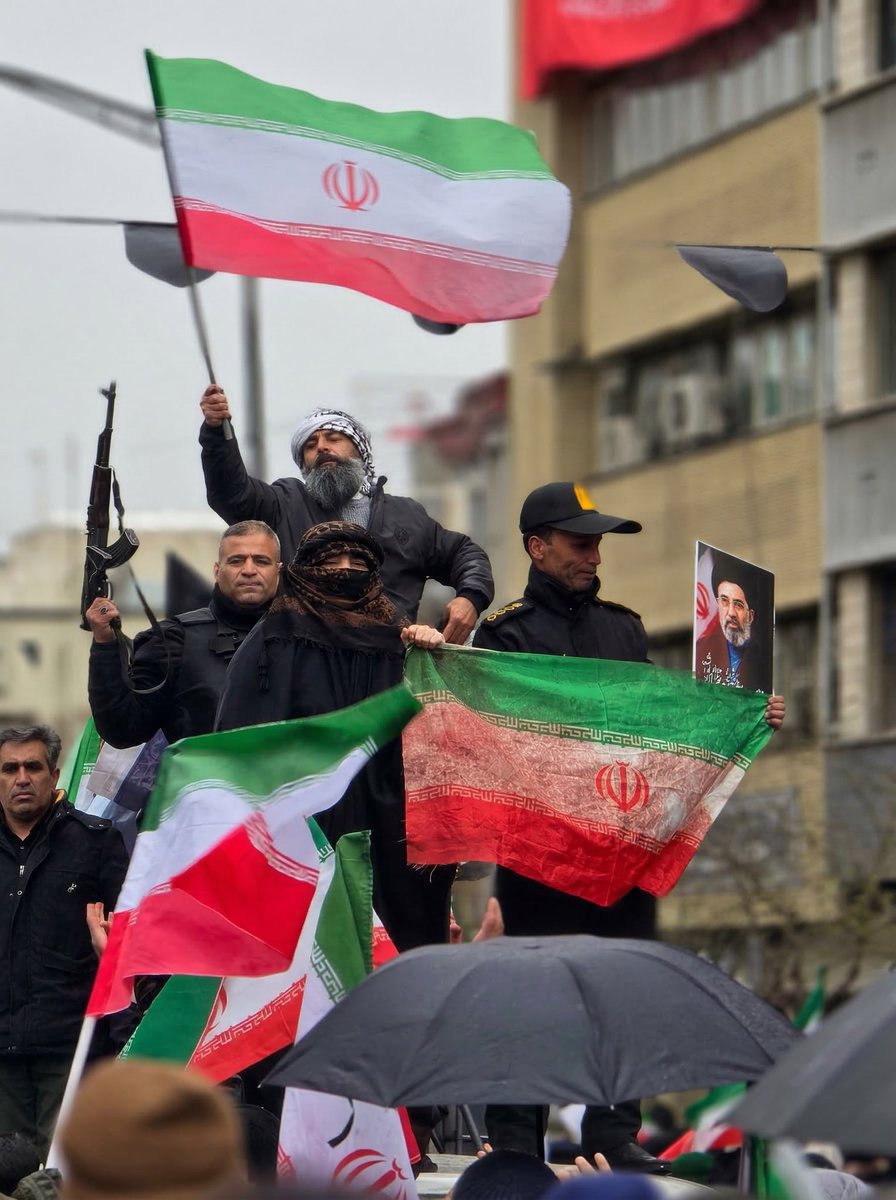 sedvav's tweet photo. مردم ایران انتقام خون شهیده را خواهند گرفت . پرچمی که به خون اغشته شد ، خون خواهی خواهد کرد

#ایران_بیت_المقدس

#پرچمدار_مقاومت https://t.co/zWopZtraXU