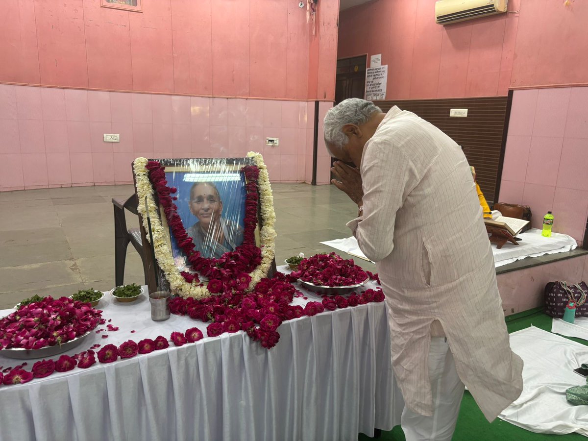 आज मेरे विशिष्ठ सहायक श्री संजय शर्मा जी की माताजी की बैठक में शामिल होकर दिवगंत आत्मा को श्रद्धांजलि अर्पित की। 

मेरी ईश्वर से प्रार्थना है की दिवगंत आत्मा को अपने श्री चरणों में स्थान एवं शोक संतप्त परिजनों को यह दु:ख सहने की शक्ति प्रदान करें।