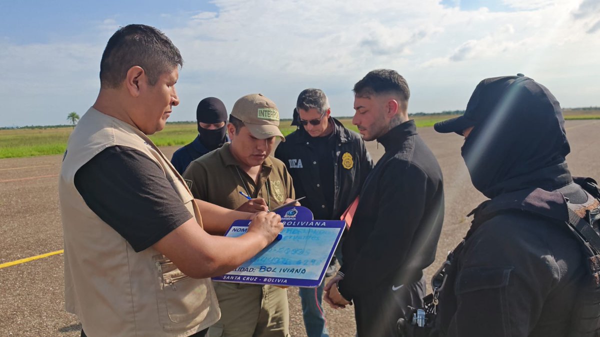 🇺🇸 RUMBO A EEUU

✔️El narco uruguayo Sebastián Marset acaba de ser subido a un avión de la DEA para ser trasladado a Estados Unidos, tras su captura en Bolivia.